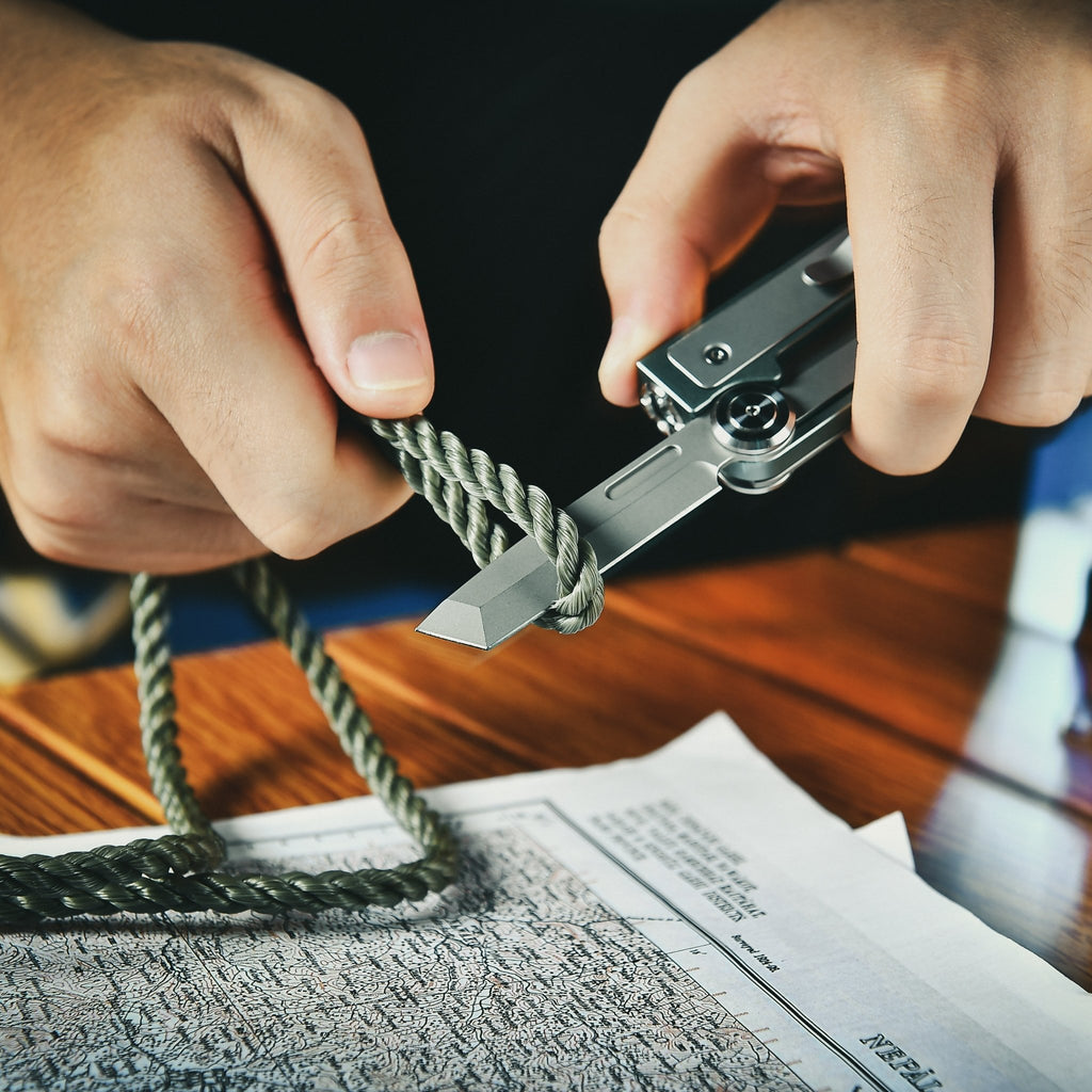 Tacray MT1 EDC Multitool with Flashlight & Knife