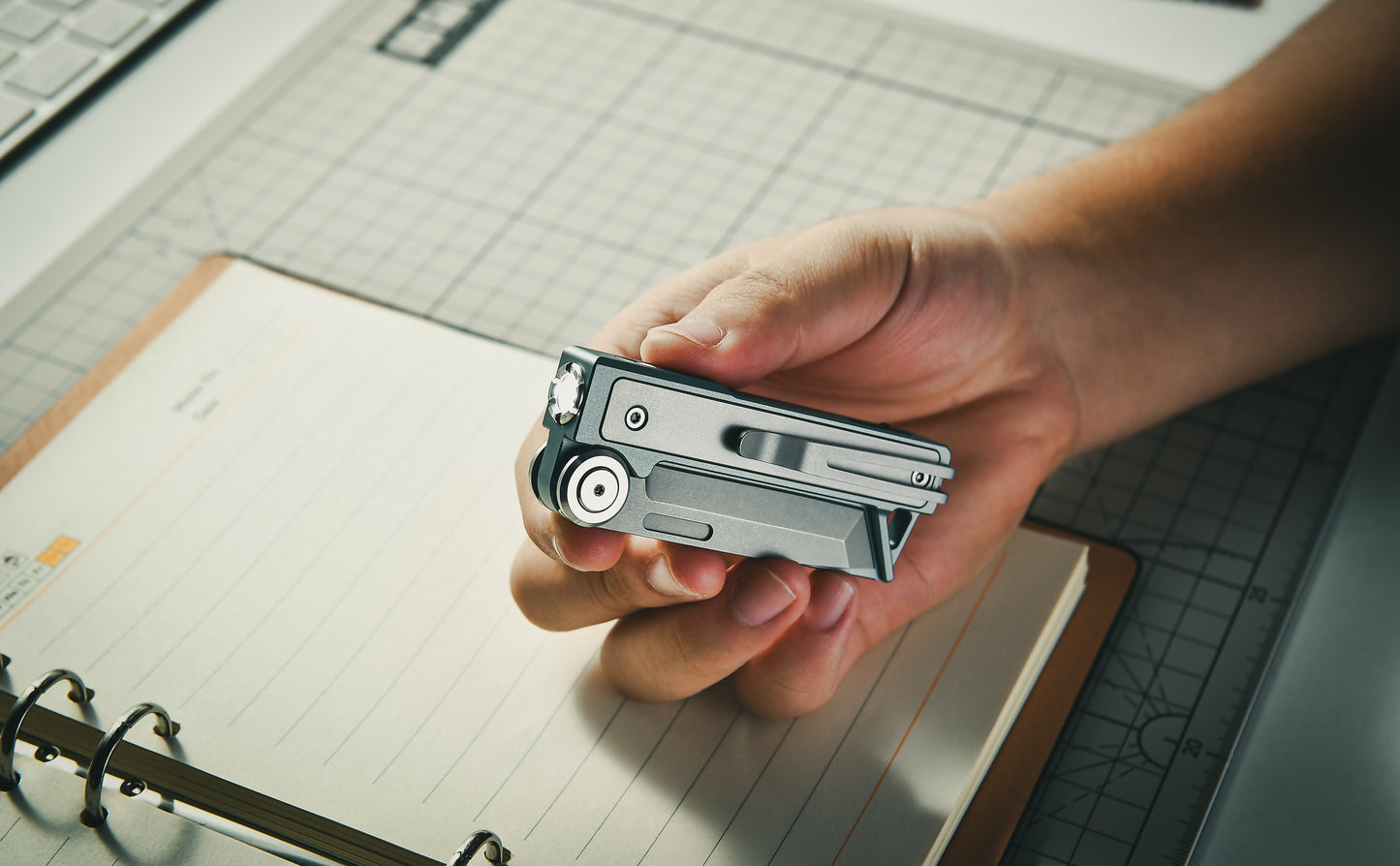 【PRE-ORDER】Tacray MT1 EDC Multitool with Flashlight and Knife 【Ship in Q1 2026】