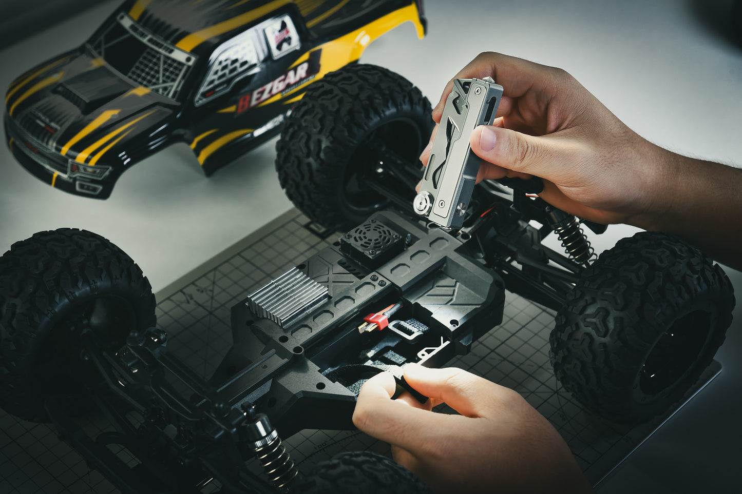 【PRE-ORDER】Tacray MT1 EDC Multitool with Flashlight and Knife 【Ship in Q1 2026】