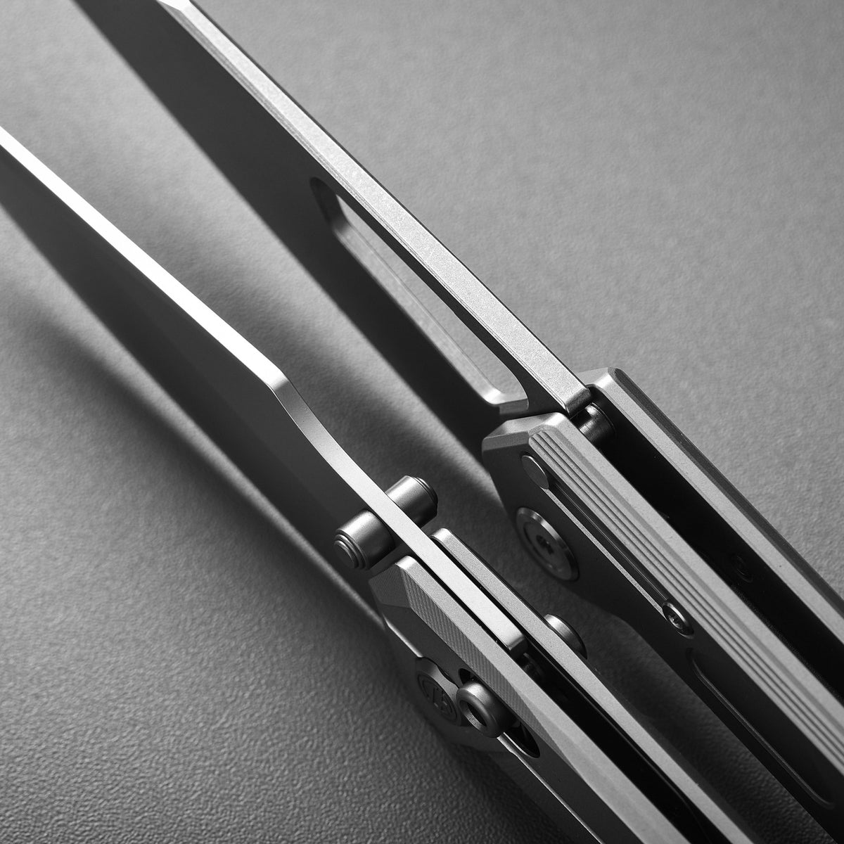 Tacray TIRAN II Crossbar Lock | M390 Titanium EDC Knife